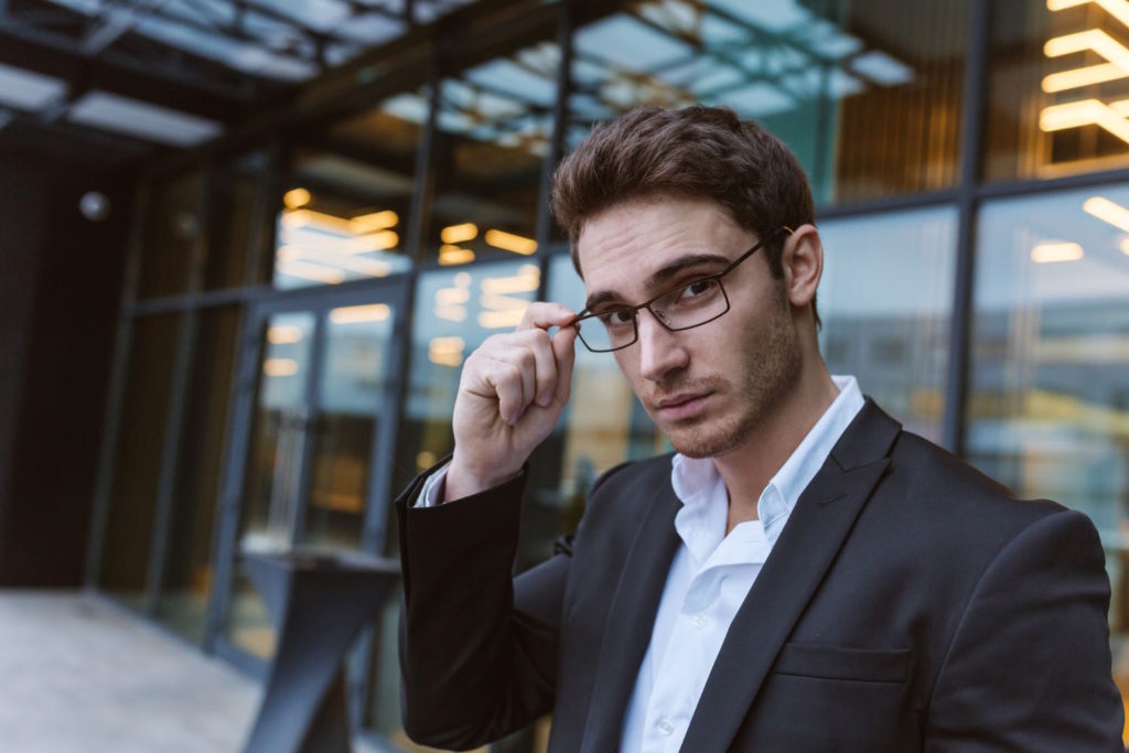 Okulary Prada męskie korekcyjne to nie tylko nastawione na poprawę wzroku urządzenie, ale i stylowy akcent, pozwalający podkreślić spersonalizowaną wizję modową mężczyzny