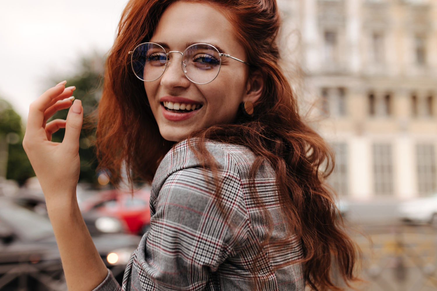 Okulary to nie tylko narzędzie poprawiające wzrok, ale również modowy dodatek, który może podkreślić styl i charakter osoby noszącej